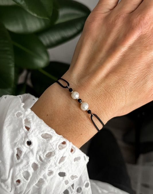 Náramok perly a ónyx so šnúrkou